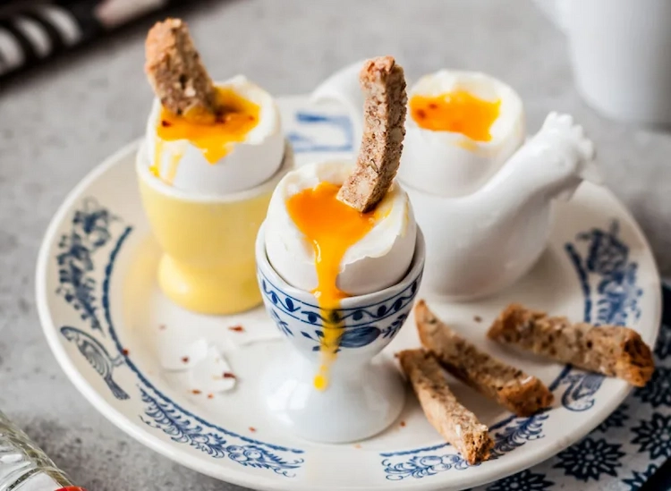 Eat half-raw egg yolk as a dip for wholemeal bread for breakfast and ensure a healthy start to the day
