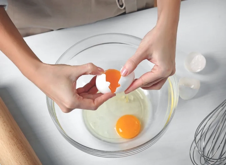 separate the egg white from the yolk, eat eggs every day and stay healthy with numerous kitchen recipes