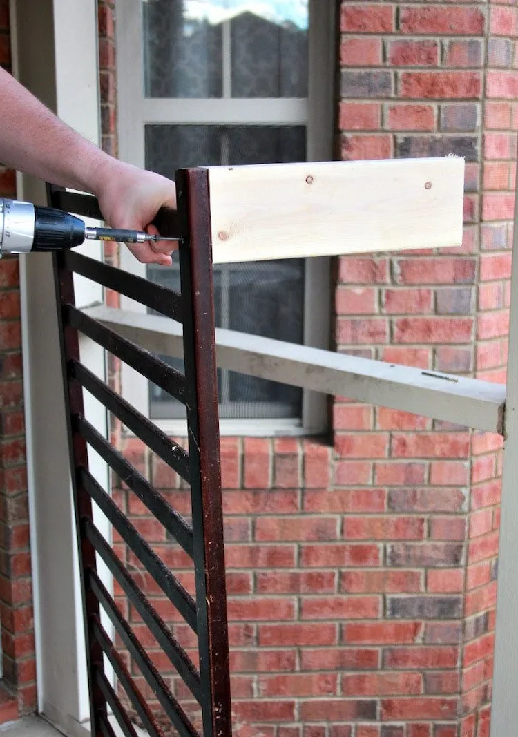 use the fall protection of a crib as a basis for bicycle holders and realize a diy project yourself