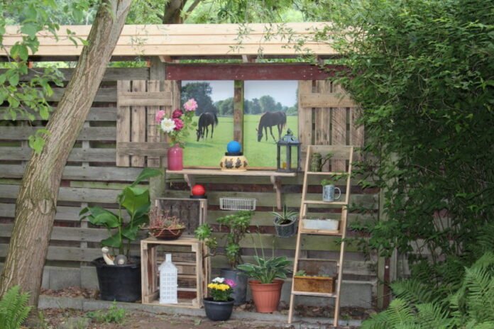 Privacy screen / pallet wall